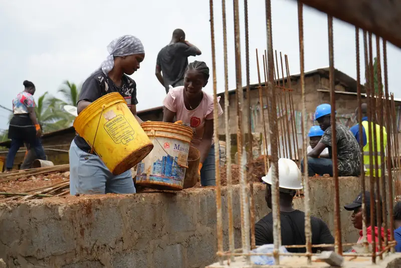 Vue d’ensemble du chantier début septembre 2026, semelles coulées et poteaux d’amorce