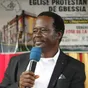 Révérend Etienne Leno prenant la parole lors de la cérémonie de pose de la première pierre